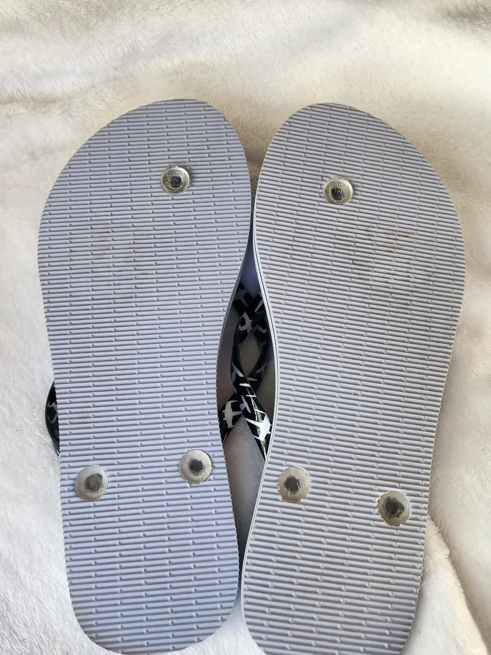 Vera Bradley x Star Wars Floral Flip Flops - Gray Size 7-8 - Picture 4 of 5